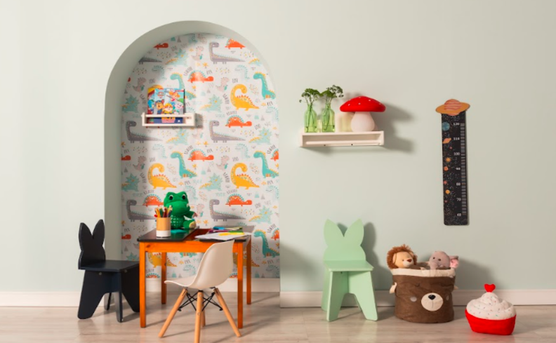 quarto de criança organizado com mesa, duas cadeiras em formato de coelho e diversos brinquedos.