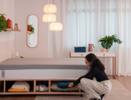mulher arrumando o quarto para manter a rotina de organização da casa mais fácil e simples.