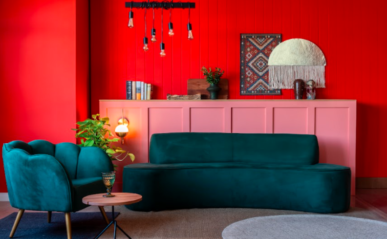 entre os móveis orgânicos, sofá curvo na sala de estar, além de poltrona, quadros decorativos, luminária e outros adornos decorativos.