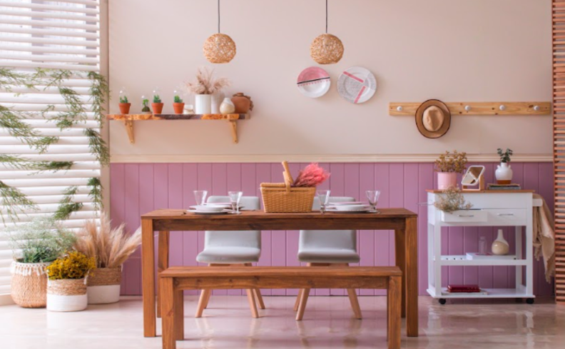 aparelho de jantar estampado em uma mesa de jantar com cadeiras, bancos e diversos itens decorativos para fazer uma decoração de primavera.