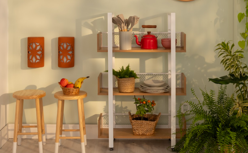 decoração aconchegante em uma área externa com banquetas, estante e diversas plantas.
