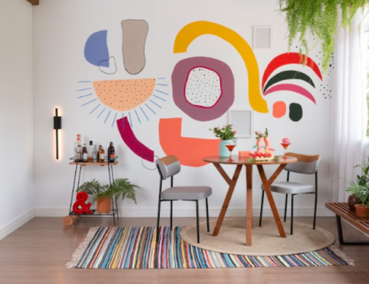 decoração de primavera em uma varanda pequena com mesa, bancos e diversos itens decorativos coloridos.