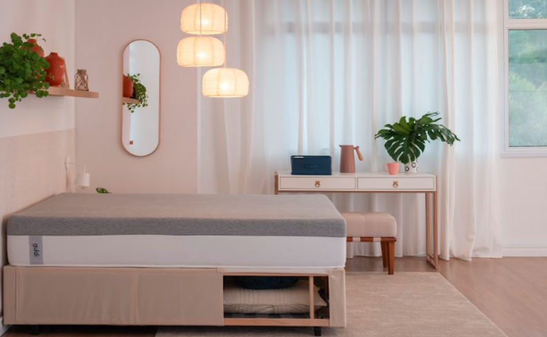 estampa de flores para ter uma decoração de primavera no quarto, com tons neutros e flores para decorar o ambiente.