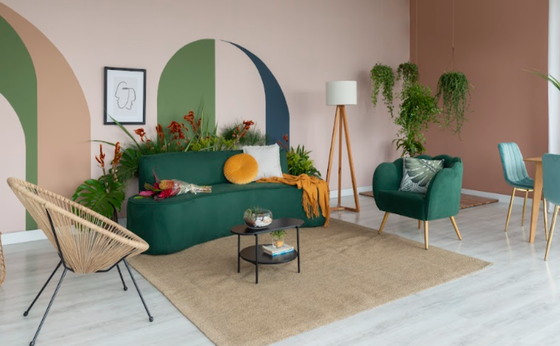 móveis orgânicos com diversas plantas, luz natural e itens em tecidos naturais para ter um design biofílico.