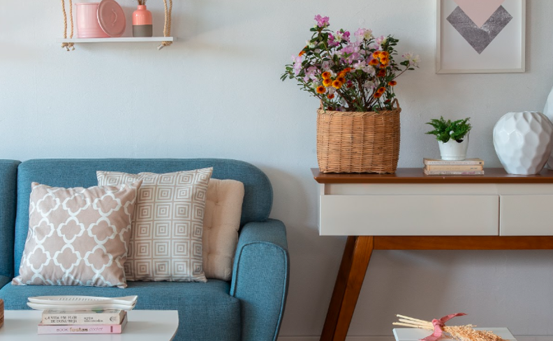 planta primavera em um cesto de palha em um aparador na sala de jantar para fazer uma decoração de primavera.
