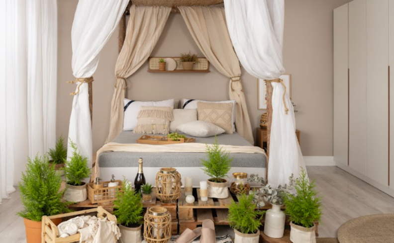 quarto aesthetic com cama, diversas plantas, dossel para deixar a decoração mais autêntica.
