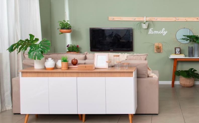 sala de jantar decoração primavera com plantas, flores e móveis em tons neutros para ter uma decoração simples e bonita.