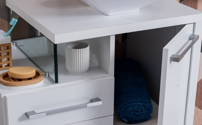 armário de banheiro organizado dentro do armário e das gavetas usando porta-escovas de dente, saboneteira e caixas organizadoras para as toalhas.