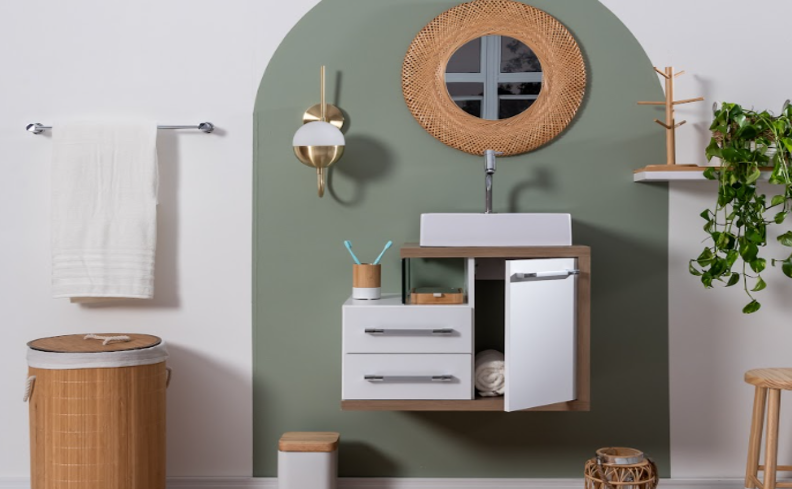 armário para banheiro pequeno aéreo, além de espelho redondo, cesto de roupa suja, prateleiras com plantas e outros itens de decoração.