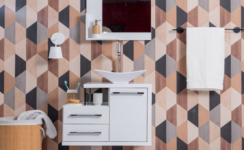 banheiro pequeno como decorar e deixar prático com armário suspenso, armário com espelho, cesto de roupa e pendurador de toalha.