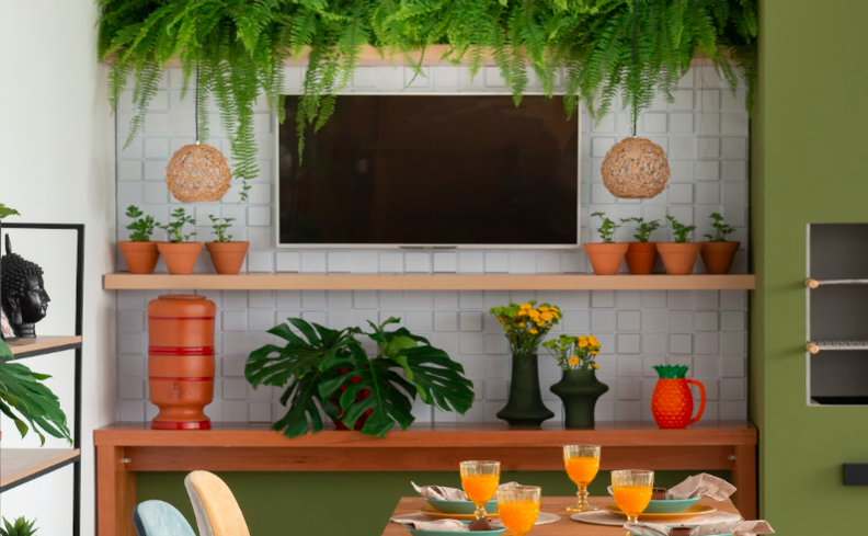 iluminação área externa com pendentes, além de prateleiras e vários vasos com plantas e flores para deixar esse espaço bonito, prático e funcional.