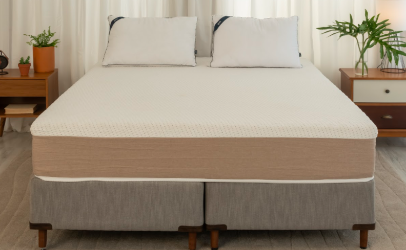 colchão na black friday em um quarto com cama, colchão, travesseiros, mesas de cabeceiras e artigos decorativos.