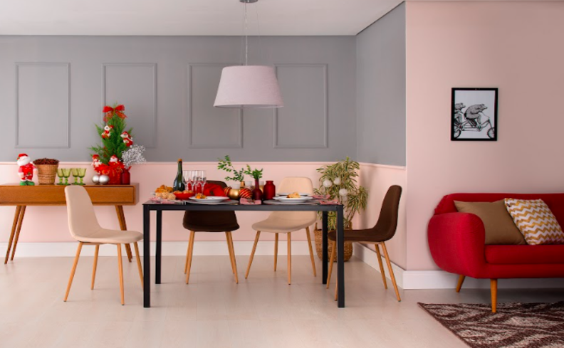 decoração de natal mesa posta com as cores vermelho e verde para deixar a casa no clima natalino.