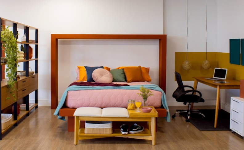 móveis de quarto black friday, com cama, estante vazada, escrivaninha, cadeira de escritório, gaveteiro e banco.