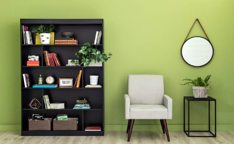 móveis na black friday, entre as opções estante de livros, poltrona, mesa de apoio, itens decorativos e espelho.