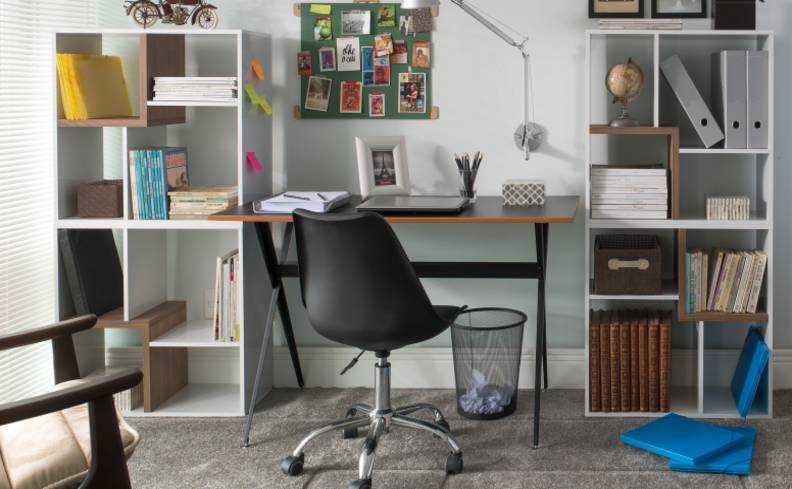 cantinho de estudo pequeno com escrivaninha, cadeira de escritório, duas estantes e diversos itens decorativos.
