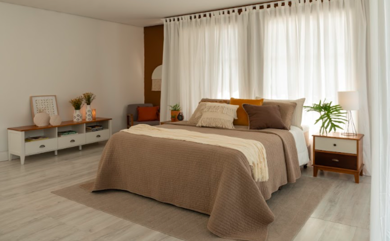 cores neutras para quarto com cama, tapete, cortina, móveis e detalhes em tons claros.