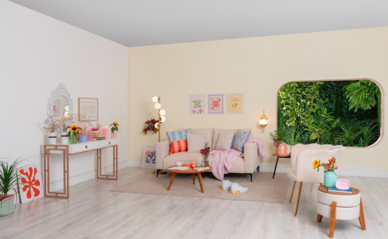 cores para parede de sala pequena em tons de branco e off white que são ideais para ambientes pequenos, além de móveis em tons neutros e itens decorativos em cores vibrantes.