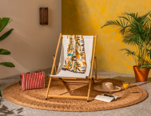 decoração de varanda pequena e simples em tons de amarelo, laranja e verde para levar alegria e a vibe do verão para esse ambiente.