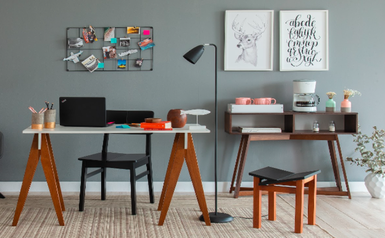 espaço para estudar para crianças e e adolescentes com escrivaninha, cadeira, aparador e diversos itens decorativos. 