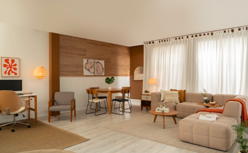 paleta de cores neutras para parede da sala de estar e de jantar, além de móveis em tons claros e alguns detalhes decorativos em tons vibrantes.