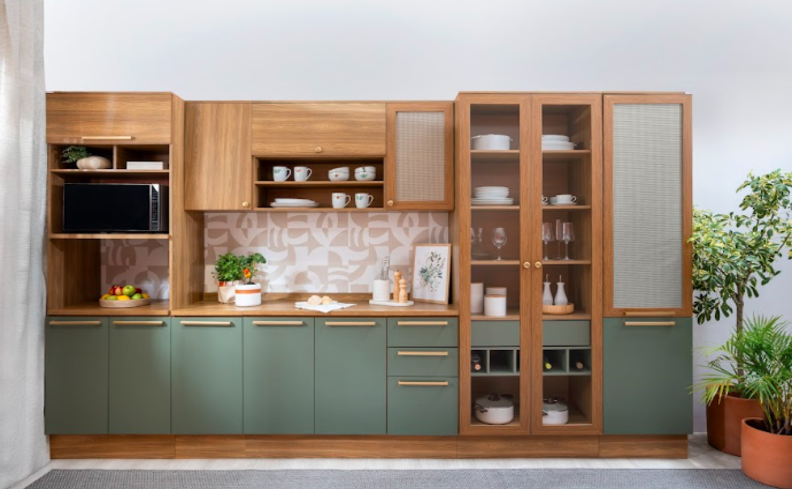 casa organizada na cozinha com diversos armários com as prateleiras e nichos com os itens organizados por categorias para ajudar a manter tudo em seu devido lugar.