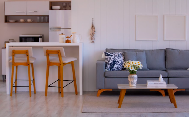 casa pequena como organizar a sala de estar integrada com a cozinha de uma maneira simples e que facilite a rotina dos moradores.
