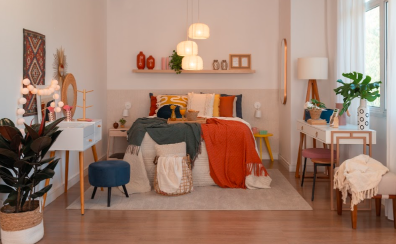 como decorar um quarto de casal para ter um estilo moderno e aconchegante com tons neutros e pontos de cores vibrantes nos itens decorativos.