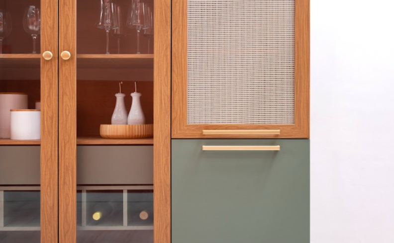 como manter a casa limpa e organizada, com dicas para deixar o armário da cozinha arrumado por categorias como taças, bowls, pratos e outros itens do uso diário.