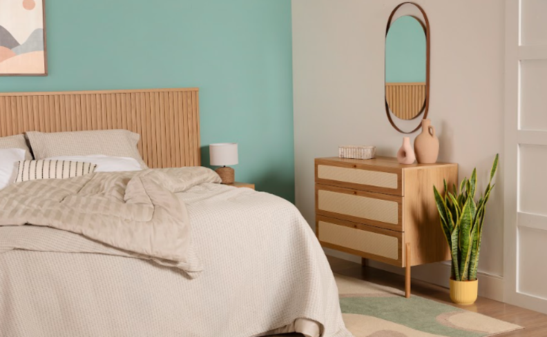 decoração de quarto pequeno de casal com tons neutros como bege, branco, tons de madeira e um tom de azul claro em apenas uma das paredes.