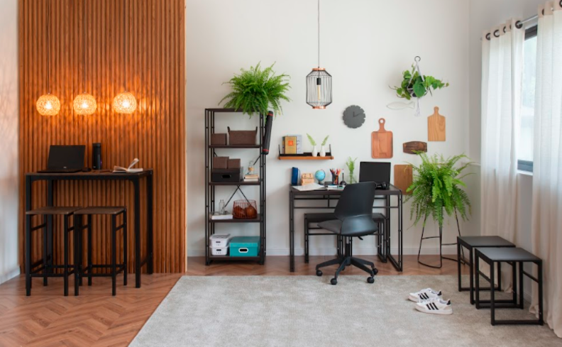 organizadores de casa como estante com prateleiras para deixar no home office com diversos livros, documentos, além de cadeira de escritório, escrivaninha, banco e diversos itens decorativos.