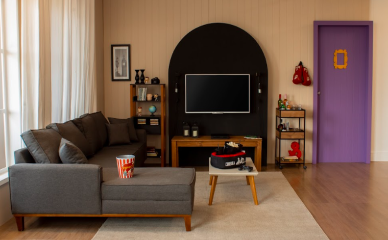 tapetes para sala com sofá, rack, prateleiras e diversos itens de decoração para deixar o ambiente com a personalidade dos moradores.