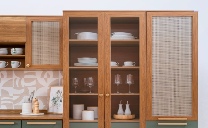 cozinha modulada com armários com portas de vidro e portas na cor verde e madeira clara. Além de diversas portas para fazer um louceiro.