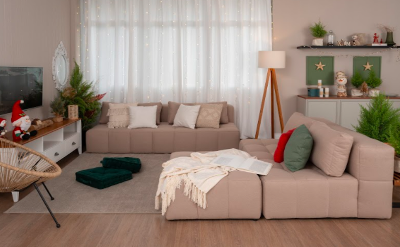 dicas para saber como fazer um cinema em casa para assistir os filmes e séries com conforto na sala de estar com sofá, poltrona, almofadas, mantas e diversos itens decorativos.