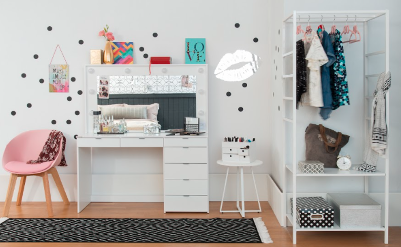 arara de roupas para quarto e penteadeira, além de poltrona, tapete e diversos itens decorativos, mesa de apoio e espelhos.