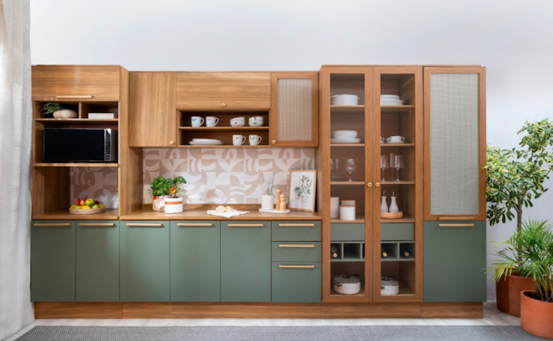 armário de cozinha com cristaleira com duas portas de vidros, em uma cozinha com diversos armários, vasos com plantas e utensílios domésticos.