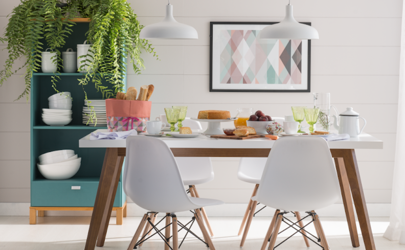 cristaleira de madeira e vidro na sala de jantar com diversos pratos e taças, além de uma mesa de jantar, duas cadeiras, lustre e um quadro na parede.