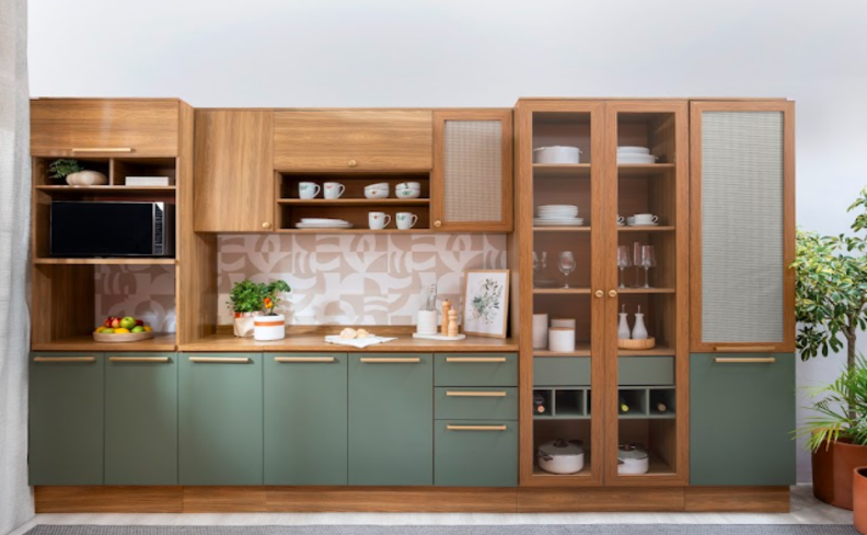 decoração estilo moderno na cozinha com tons de madeira claro e verde, criando um contraste sutil e moderno.