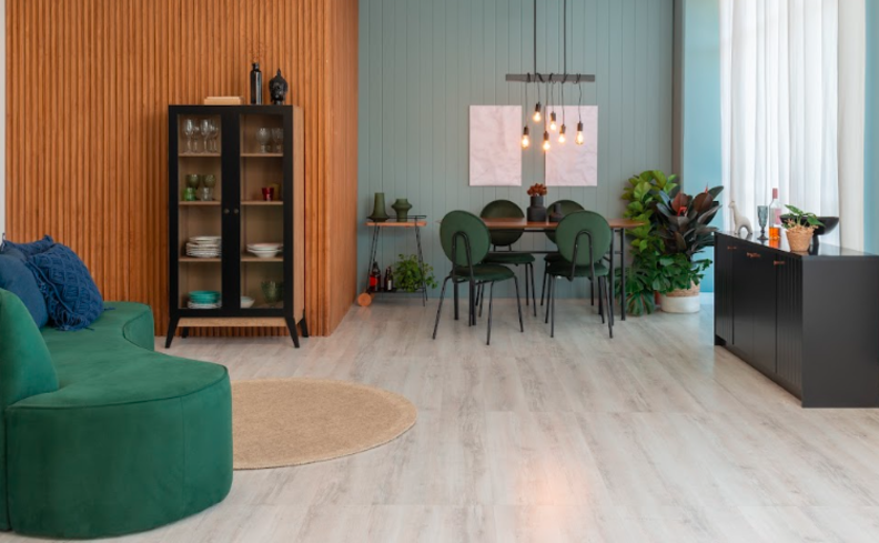 modelos de cristaleiras modernas para usar na sala de jantar, com um modelo preto de madeira, além de sofá, mesa de jantar, cadeiras, lustre pendente e diversos itens decorativos.