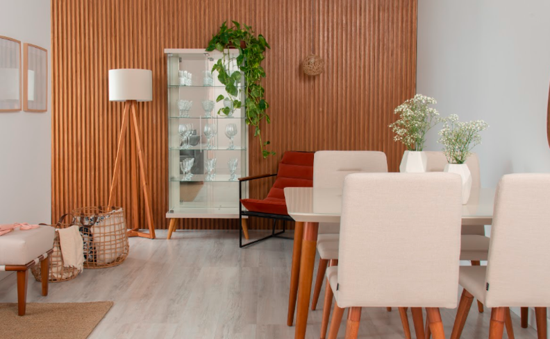 modelos de cristaleiras na sala de jantar, mesa de jantar quadrada, quatro cadeiras, luminária de chão e diversos itens de decoração.