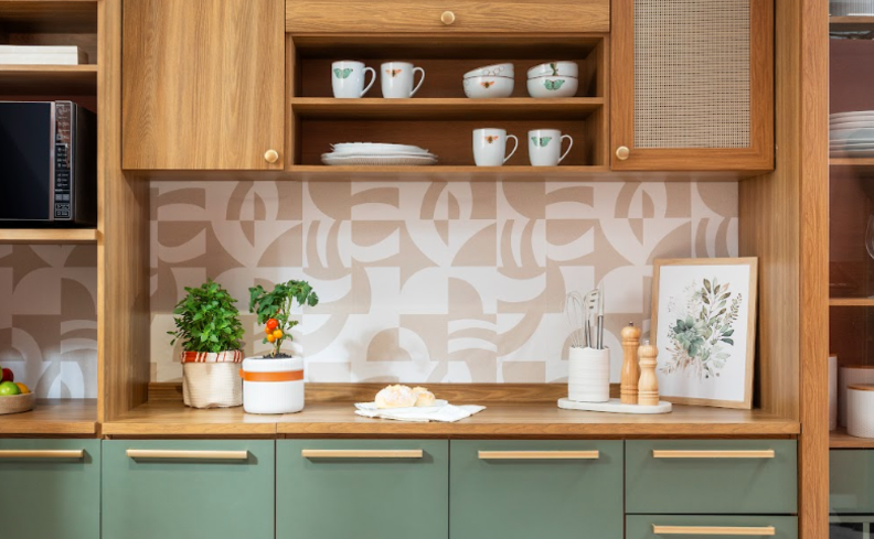 móveis para cozinha com diversos armários, além de itens decorativos, pratos, copos, tigelas e vasos com plantas.