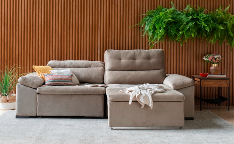 móveis sala de estar decoração, com sofá cinza, mesa de apoio, manta de sofá, almofadas e vasos com plantas.