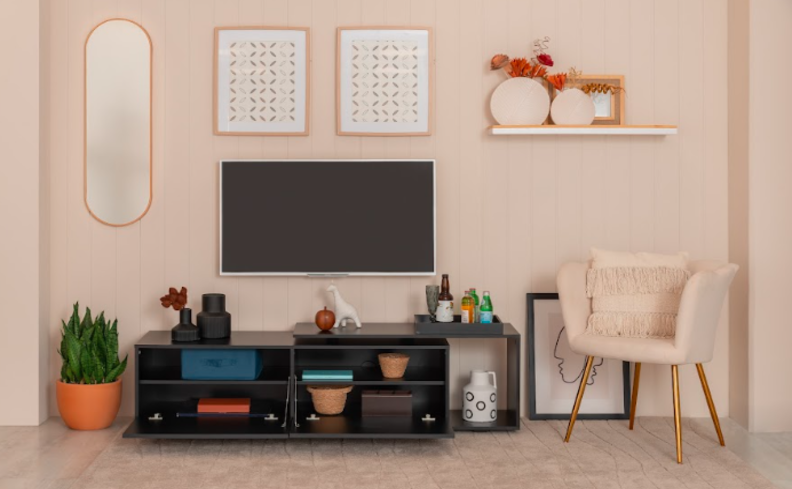 quando é o mês do consumidor para aproveitar os descontos e renovar a casa, em um ambiente com rack, televisão, poltrona e diversos itens decorativos. 