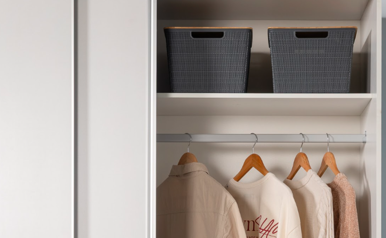 caixa organizadora de guarda-roupa em um modelo com diversas prateleiras com itens segmentados por categorias para facilitar o dia a dia.