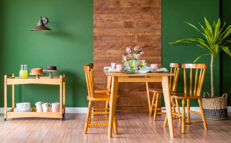 decoração para o dia das mães com mesa posta de madeira, quatro cadeiras, carrinho auxiliar e diversos itens decorativos.