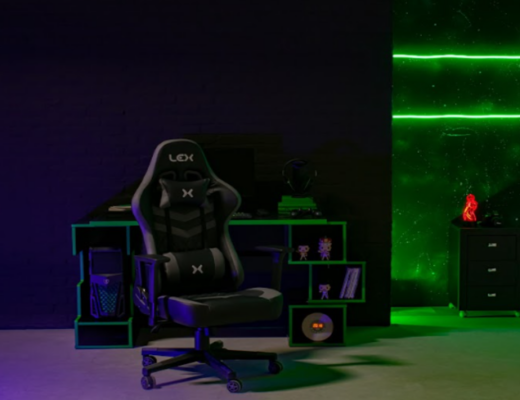 decoração para setup gamer com cadeira gamer, mesa para computador, LEDs verdes e itens decorativos para levar um toque da personalidade da pessoa.