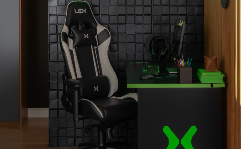 o que é setup gamer em um ambiente montado com cadeira gamer, mesa para computador, monitor, headfone e itens decorativos.