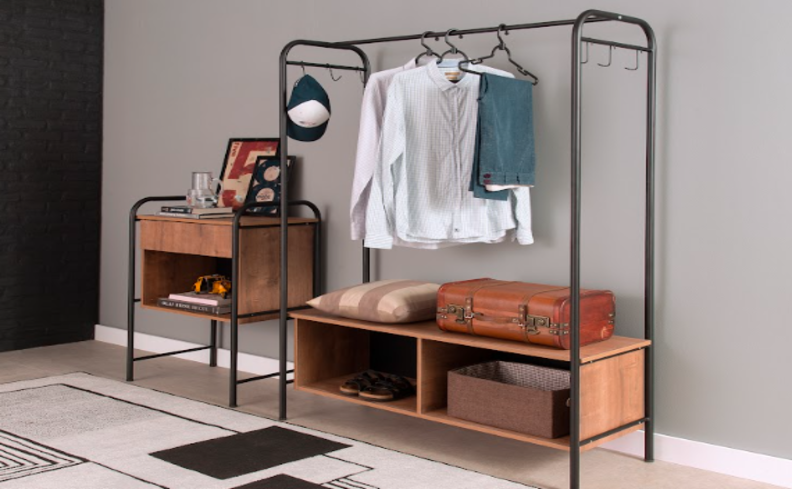 organizador de guarda-roupa cabide igual para padronizar e deixar visualmente mais bonito em uma arara de roupas, além de mesa de cabeceira, tapete e itens decorativos no quarto.