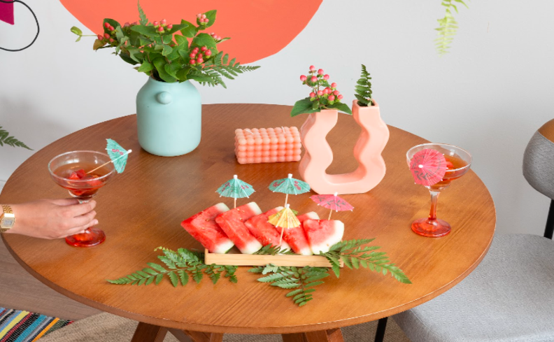 dia dos namorados em casa com uma mesa para aproveitar a tarde com petiscos, drinks e itens decorativos para deixar o ambiente romântico para o casal.