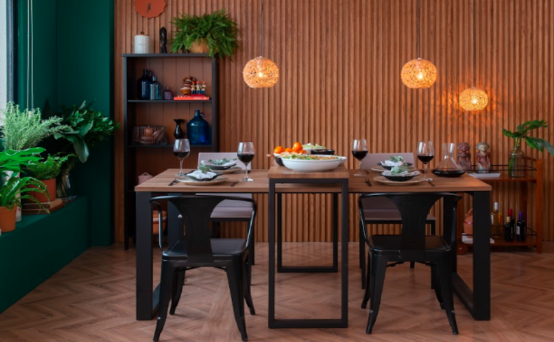 fazer fondue em casa com mesa de jantar quadrada quatro cadeiras, estante pequena, lustres pendentes e uma mesa posta completa.